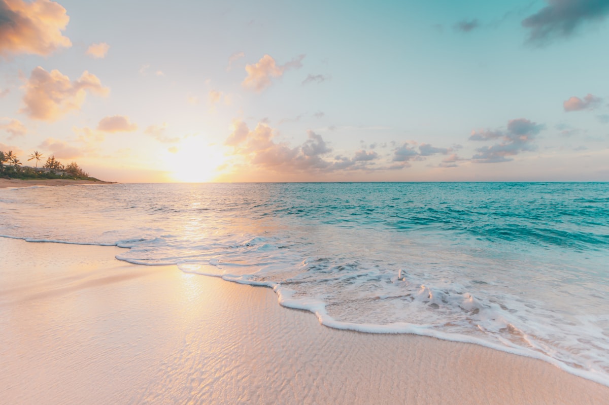Praia paradisíaca de águas cristalinas