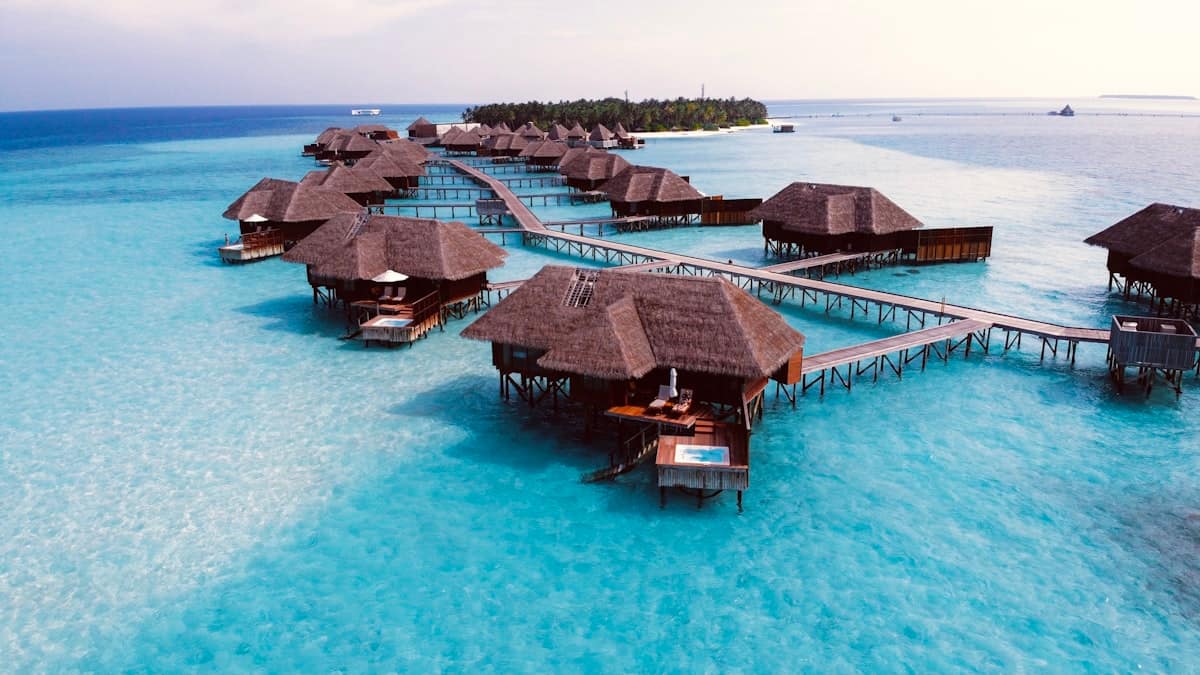 Bangalôs sobre águas turquesa