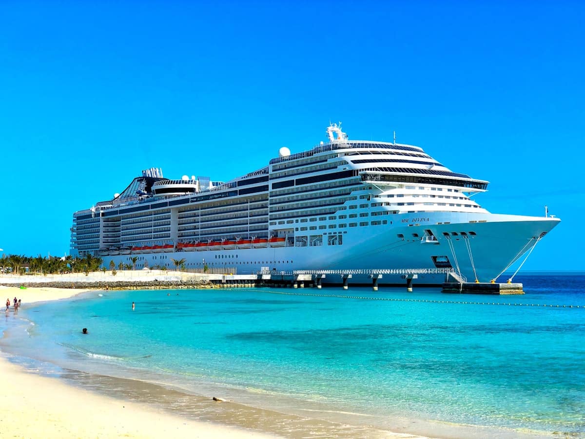 Navio de cruzeiro em mar caribenho